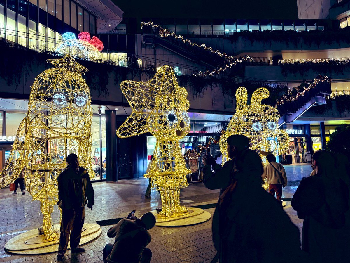 12月みなさまいかがお過ごしですか？
昔から仲良くしてる、ヴァイオリンDUOに今年も演奏してもらいました🎻
オケCDなしで2台のヴァイオリンだけの演奏では道ゆく人が聴き入って2人のメロディに魅了されていました。さすがやね👍