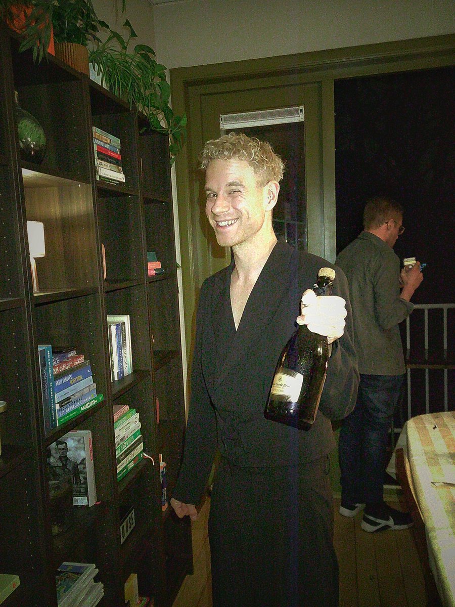 Vierde gisteren mijn verjaardag met pizza en bubbels. Kreeg een CamSnap camera (werkt als een ouderwetse wegwerpcamera zonder schermpje, maar wel digitaal), en zit nu in een jaren ‘90 vibe ❤️