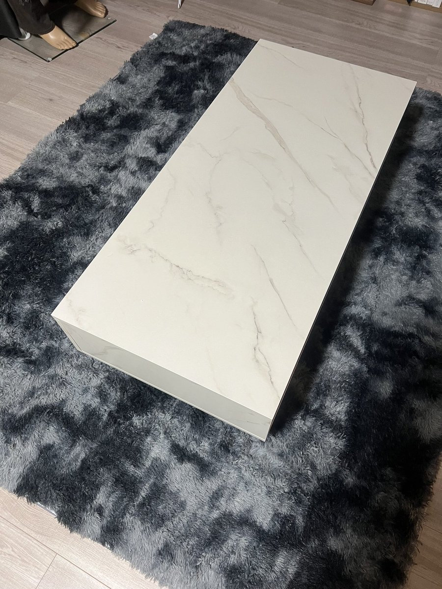 ネットで買ったテーブル怖かったけど組み立てて見たら思ったより綺麗で