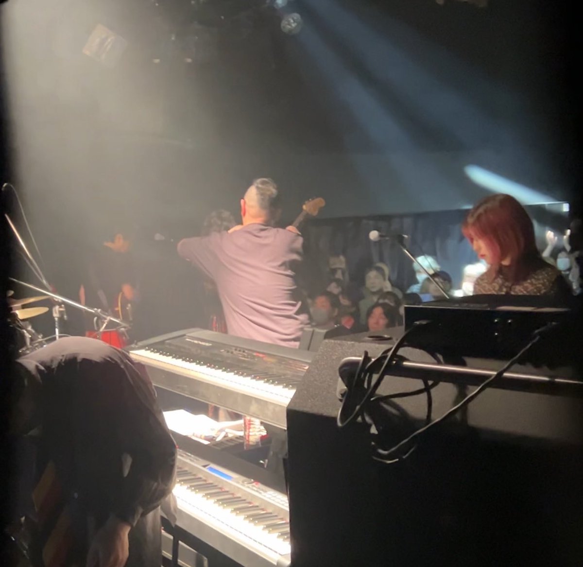 APES_official_'s tweet image. 先日5日は我がベースYAN-Gのバンド『REPLICA』のワンマンライブのお手伝いで行って参りました🎸ローディとして毎度参加させて頂いてますが、何回見ても感動し泣いてしまう、あの一体感とボーカルのパワー楽曲の温かさ、全てにおいてプロフェッショナルで自然と涙が溢れてくる。袖でスタッフとしている…