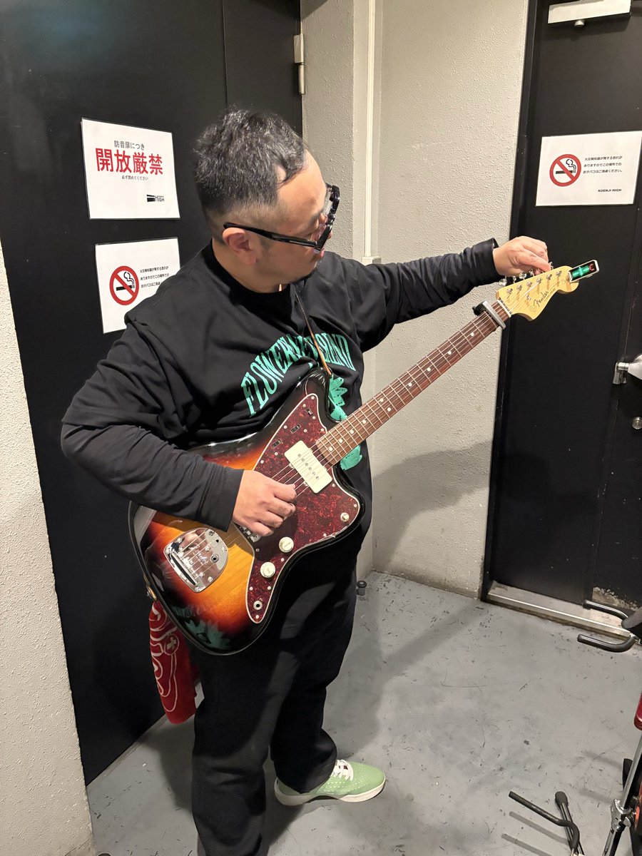 APES_official_'s tweet image. 先日5日は我がベースYAN-Gのバンド『REPLICA』のワンマンライブのお手伝いで行って参りました🎸ローディとして毎度参加させて頂いてますが、何回見ても感動し泣いてしまう、あの一体感とボーカルのパワー楽曲の温かさ、全てにおいてプロフェッショナルで自然と涙が溢れてくる。袖でスタッフとしている…