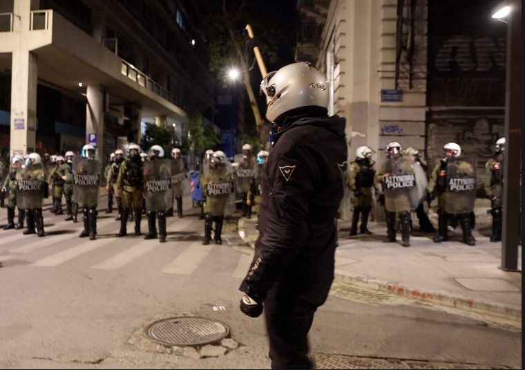 kinimatini's tweet photo. Η πορεία σταμάτησε στο ύψος της Μπενάκη με χιλιάδες διαδηλωτες να θέλουν να συνεχίσουν προς το μνημείο της δολοφονίας του #Γρηγοροπουλου Οι αναρχικές και αναρχικοί που βρίσκονταν στη κεφαλη της πορείας απαίτησαν απο τα ΜΑΤ να ανοίξουν το δρόμο.Δε πέρασε ουτε ενα λεπτό και τα ΜΑΤ> https://t.co/UrFjxNpCuN