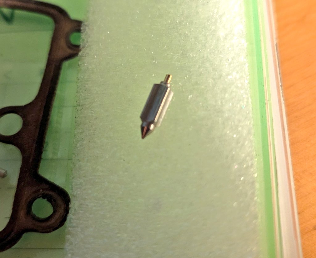 KickmeSR400's tweet image. コレダのフューエルリーク問題、、、

キャブレターOHのためRV50(バンバン50)のキースターを使用していたのですが、

フロートバルブが純正では耐油性シール？っぽくなっているのが、金属のみとなっており、隙間からガソリンが漏れていたようです(汗)油面設定でのミスか単にロット不良か

#コレダ