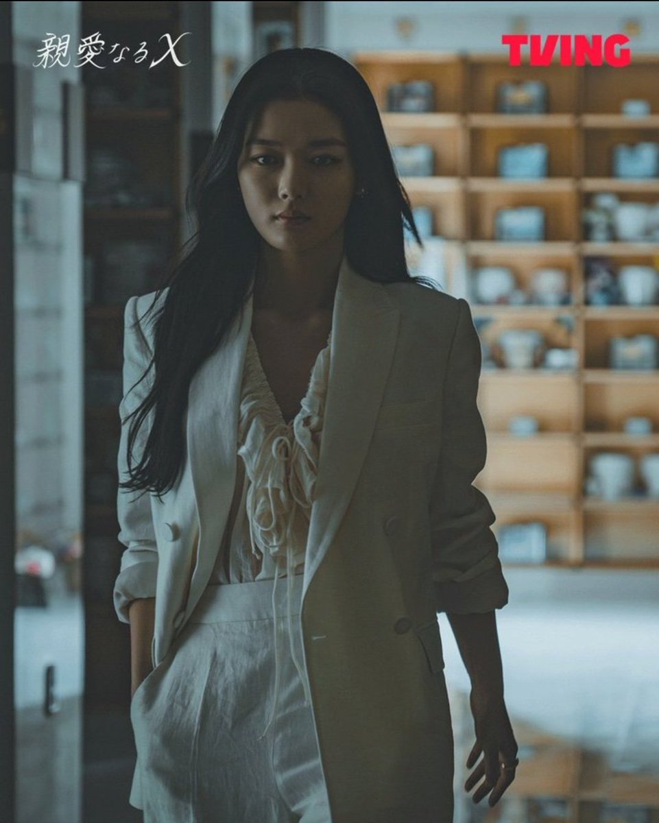 WE HAVE BAEK AJIN AFTER SURVIVING COMING TO PUT FLOWERS TO HER OWN COLUMBARIUM.
SHE LOOKS GOOD..

#DearX #KimYooJung