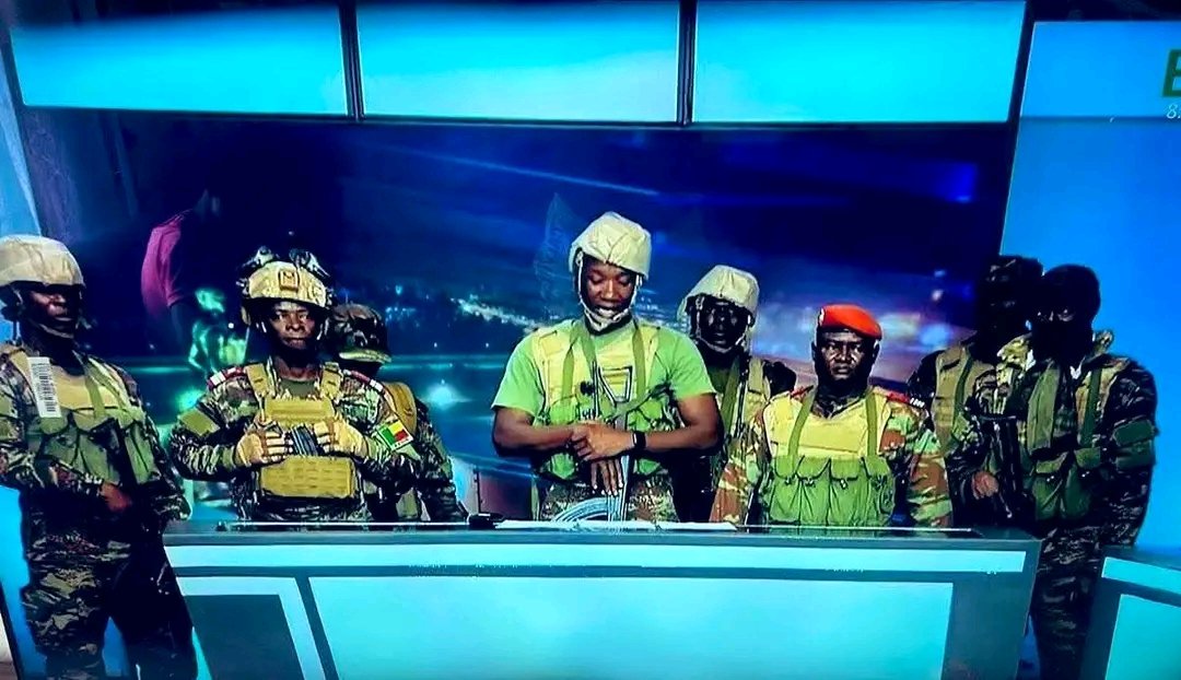 PerMass1's tweet photo. #Afrique🔴 | #Coupd’État en cours ce dimanche  au #Bénin,  l'armée a pris le contrôle total du pays. Annonce faite sur la chaîne nationale malienne.
De sont côté le Président béninois Patrice Talon a été demi de ses fonctions, annonce l'armée. https://t.co/7HibCSeXYh