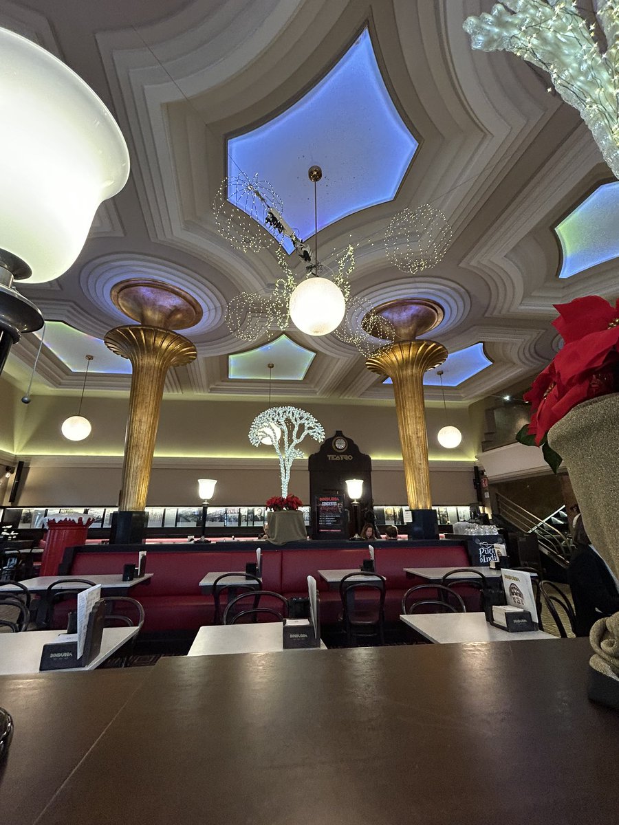 ConoceOtroMad's tweet image. Una de las cafeterías más bellas que hay en España es la del Café Dindurra en Gijón, edificio de 1901 que en 1931 sufrió una gran transformación con estética art decó que le dio el arquitecto Manuel del Busto con una maravillosa decoración en escayola realizada por Pepín Morán.