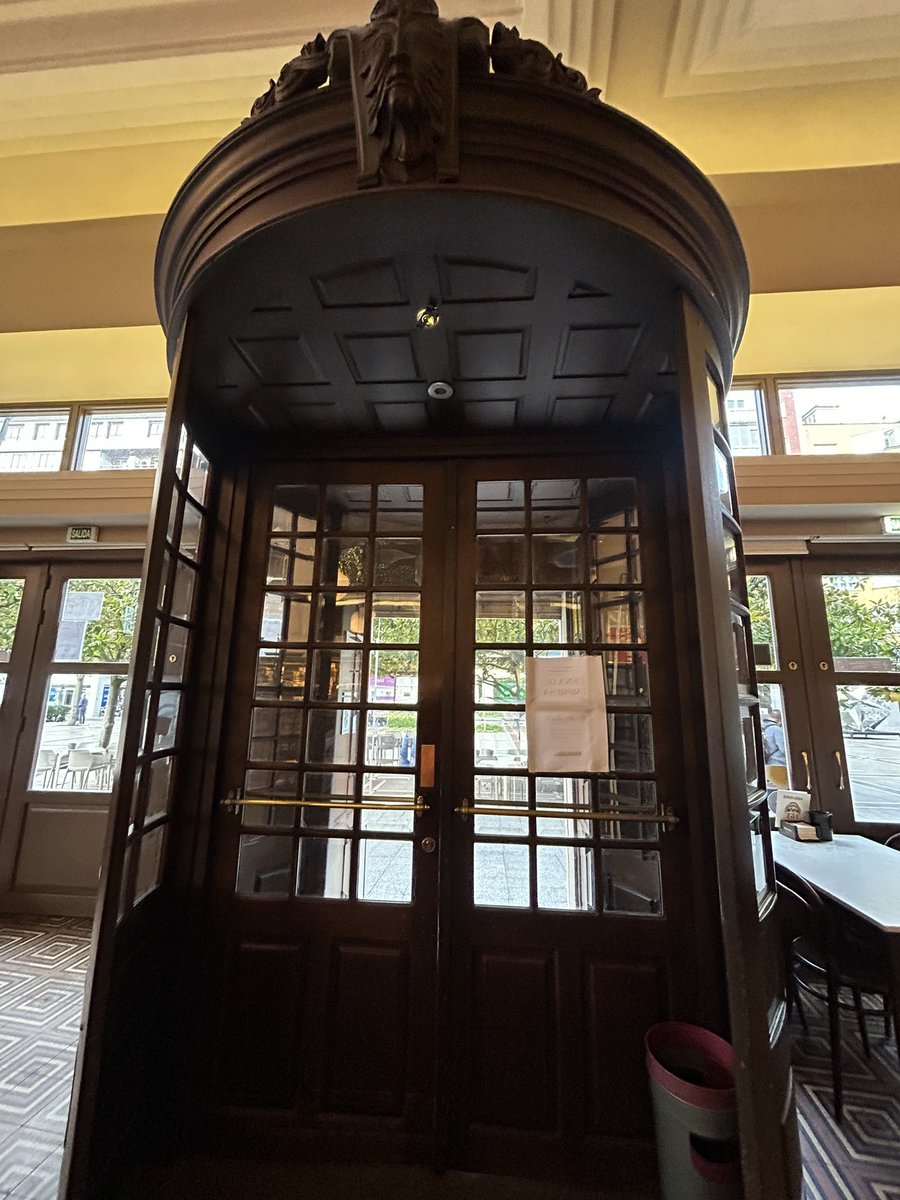 ConoceOtroMad's tweet image. Una de las cafeterías más bellas que hay en España es la del Café Dindurra en Gijón, edificio de 1901 que en 1931 sufrió una gran transformación con estética art decó que le dio el arquitecto Manuel del Busto con una maravillosa decoración en escayola realizada por Pepín Morán.