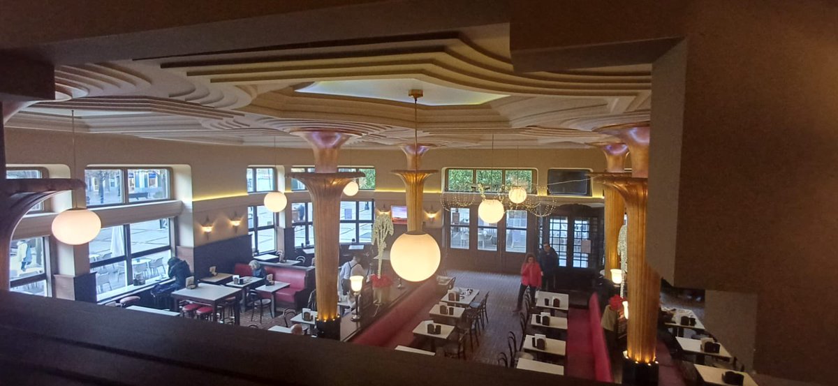 ConoceOtroMad's tweet image. Una de las cafeterías más bellas que hay en España es la del Café Dindurra en Gijón, edificio de 1901 que en 1931 sufrió una gran transformación con estética art decó que le dio el arquitecto Manuel del Busto con una maravillosa decoración en escayola realizada por Pepín Morán.