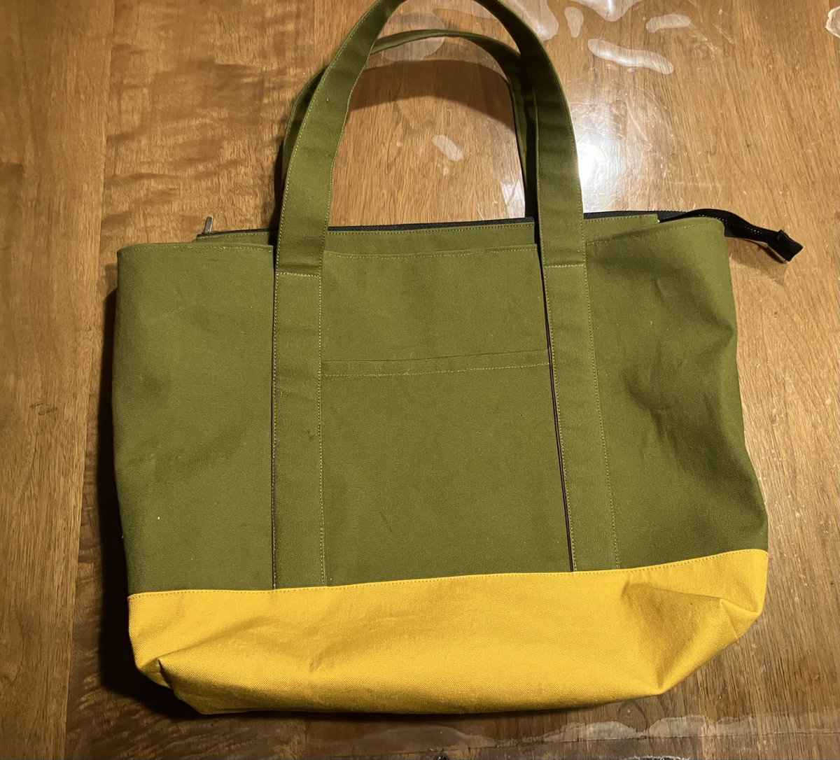 torukotch's tweet photo. 母に頼まれてA4サイズのファスナートートバッグを作りました。
中にはファスナーポケットもつけましたが、やっぱり難しいっす😣
自分用にもまた作ろうかな？ https://t.co/Xxpx982E1A