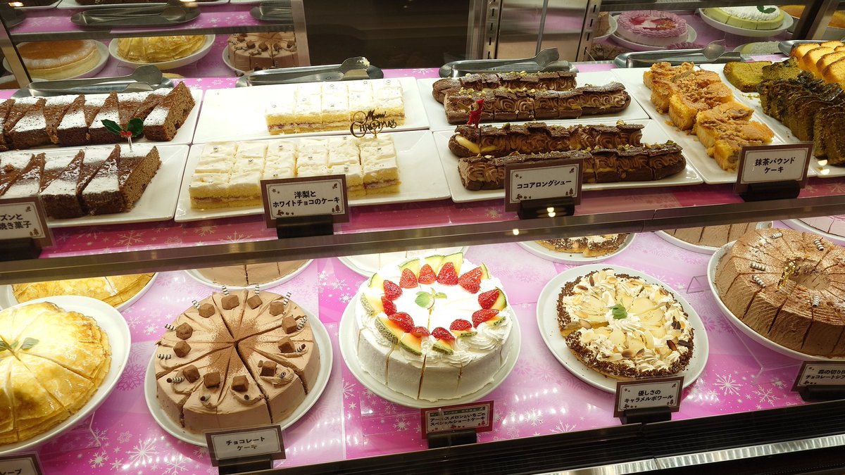 umi_bps's tweet photo. 12月のスイーツパラダイス。
今月からケーキを店員さんに取ってもらう形式に変わってた。
店員さんの負担大きいのでは？
あと、ももいろクローバーZとコラボしてた https://t.co/9A1JpUGgVr