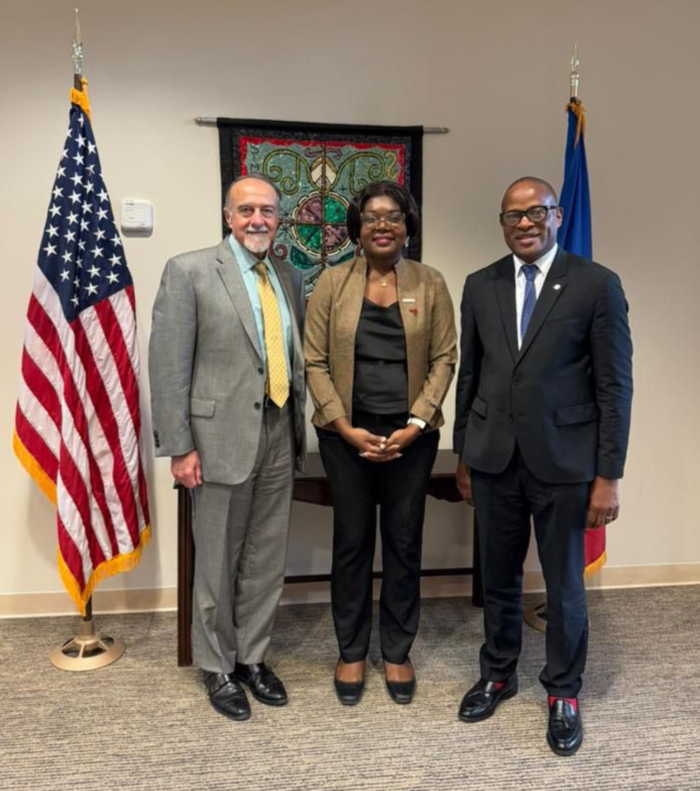 OnusidaHaiti's tweet photo. Very productive meeting with Ambassador Henry Wooster of the @USEmbassyHaiti 🇺🇸 and Dr Mouala Country Director @moualachristia1 . Discussion focused on joint efforts to support the 🇭🇹 AIDS response and the continued commitment to saving lives.
@MsppOfficiel @MAE_Haiti #AFGHS https://t.co/dmqrf7wJuj