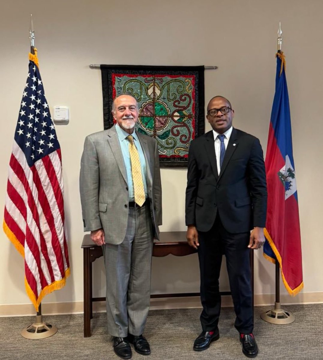 OnusidaHaiti's tweet photo. Very productive meeting with Ambassador Henry Wooster of the @USEmbassyHaiti 🇺🇸 and Dr Mouala Country Director @moualachristia1 . Discussion focused on joint efforts to support the 🇭🇹 AIDS response and the continued commitment to saving lives.
@MsppOfficiel @MAE_Haiti #AFGHS https://t.co/dmqrf7wJuj