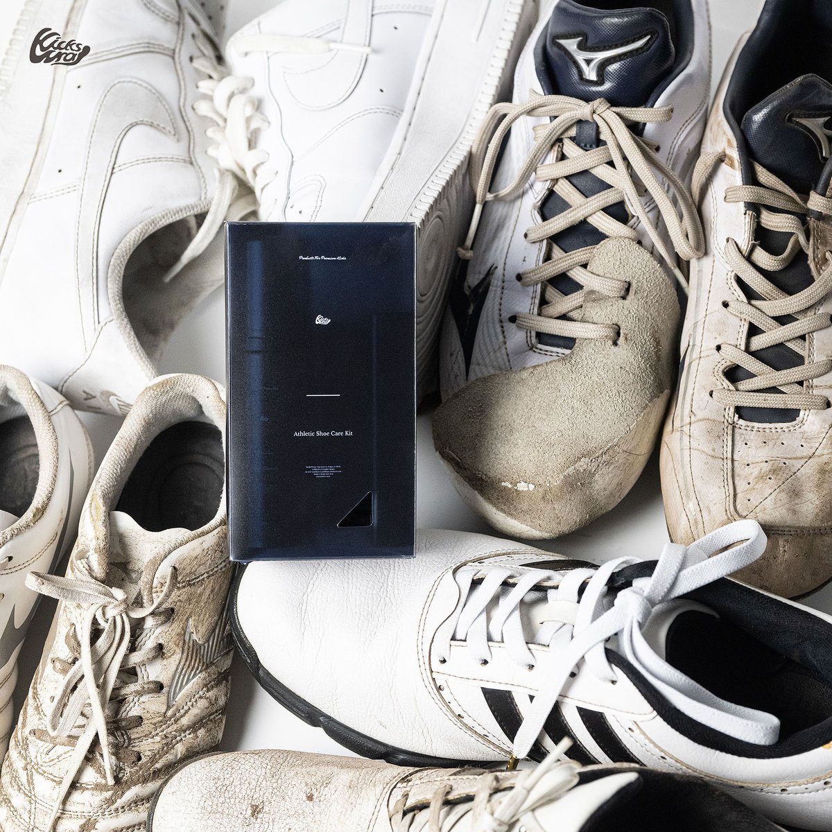 kickswrap's tweet photo. 【予約開始】

Athletic Shoe Care Kit
¥1760

泥と汗にまみれたシューズを瞬時にリフレッシュ。
プロの仕上がりを自宅で叶える、水不要のKicksWrapオリジナルスポーツ・ハードシューズ用ケアキット。
🔗https://t.co/fXLCKgW04K

①水不要で簡単洗浄
面倒な準備は一切不要。シューズに直接スプレーするだけで、きめ細かなクリーニングフォームが汚れを強力に包み込みます。水を使わない泡タイプだから、場所を選ばず速攻ケアが可能。試合後や練習後の疲れた身体でも、すぐにシューズをリフレッシュできます。

②革新的デュアルクリーニングブラシ付属
外側にソフト、内側にミディアムと2種類の硬度のポリプロピレン素材ブラシを1つのブラシに配置した革新的デュアルクリーニング構造のブラシも付属。素材へのダメージを最小限にしながら、頑固な汚れに効果的にアプローチします。

③あらゆるシューズの頑固な汚れを強力オフ
野球・サッカー・ゴルフ・テニス・マラソン・陸上・アメフト・ラグビーなどのスパイク・スポーツシューズはもちろん、お子様の運動靴、スニーカー、作業で汚れた靴など、特に汚れが気になるあらゆるシューズに使用可。普段落ちにくい泥や油汚れも逃さず分解し、買ったばかりのような清潔感を取り戻します。

🔗https://t.co/fXLCKgW04K