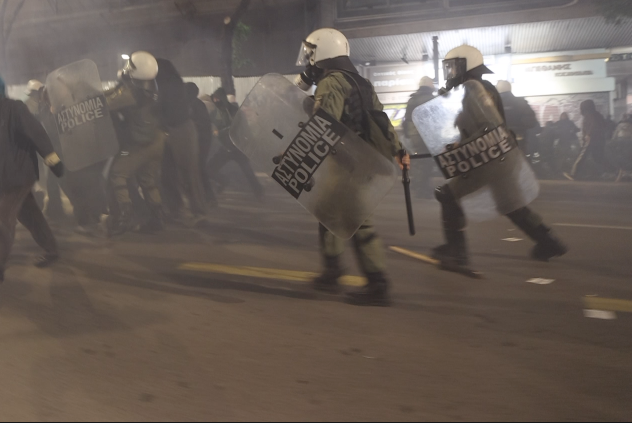 επιτεθηκαν σε ολο το σώμα της πορείας κ απο τις δυο μεριές με απίστευτη αγριοτητα.Απο τα σιμπί της αστυνομίας πριν καν φτασει η πορεία στο ύψος της Μπενάκη ακουγόταν "να σπάσει η πορεία προς Πατησίων κ Ομόνοια" Αυτό ήταν το σχέδιο, με οποιοδήποτε κόστος,να μη φτάσει στο μνημείο