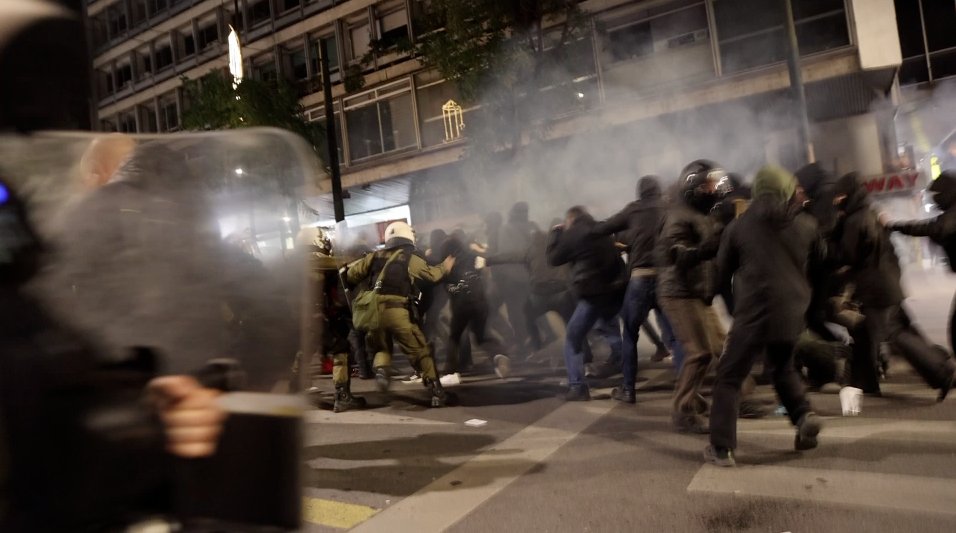 Η πορεία σταμάτησε στο ύψος της Μπενάκη με χιλιάδες διαδηλωτες να θέλουν να συνεχίσουν προς το μνημείο της δολοφονίας του #Γρηγοροπουλου Οι αναρχικές και αναρχικοί που βρίσκονταν στη κεφαλη της πορείας απαίτησαν απο τα ΜΑΤ να ανοίξουν το δρόμο.Δε πέρασε ουτε ενα λεπτό και τα ΜΑΤ>