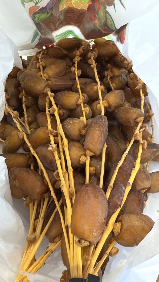 Il regalo di amici tunisini…i preziosi datteri, frutti della “palma da datteri” Phoenix dactylifera….
Ma perché la parola “dattero e dactilifera”? 
Semplicemente perché Aristotele pensava che il frutto assomigliasse alle dita (daktulos in greco)… 
#datteri #tunisia #palma