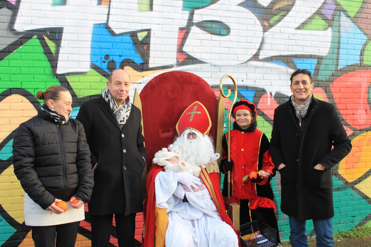 CitesAns's tweet photo. 🎅 #AlTrappe #Alleur
À l’initiative de Récipro-Cités, avec @patricelempereur et @rachid_nafrak_ans, Saint-Nicolas a gâté tous les enfants de la Cité  Al’Trappe à Alleur 🎁✨
Sourires, cadeaux et belles photos souvenirs 📸🫶 https://t.co/3tv4U8MhVK