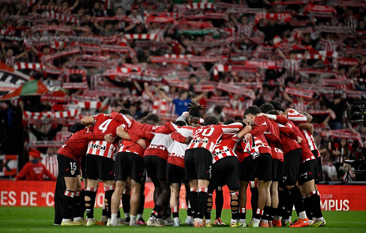 Imanol_A13's tweet photo. La mejor imagen de anoche fue esta sin duda.

Un San Mamés entregado y una piña que demuestra que, a pesar de atravesar un momento difícil, el equipo está muy unido.

El Athletic ganó mucho más que tres puntos, se reencontró consigo mismo. https://t.co/nXFcddqJHG
