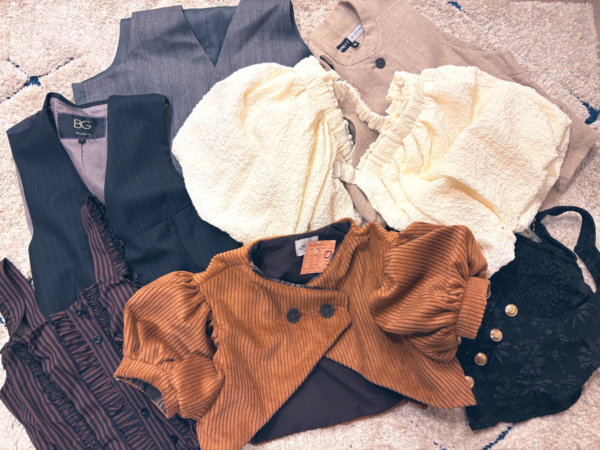 フリマにこんなの出すよ…！
一目惚れしたけどサイズ合わなかったりして、、、でも好きすぎて素敵すぎて手放せなかったボレロとかビスチェとかベストとか！！！欲しい人いない？？スチームパンク着てみたい方に届け〜〜〜〜！！
#すち研おふ