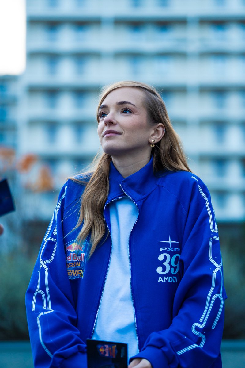 J’ai tout de même passé un très bon moment avec les copains, merci <a href="/Kammeto/">Kameto</a> et <a href="/RedBullFrance/">Red Bull France</a> pour l’invitation et pour l’événement ! 💙

(Et gros merci Florian Colas pour la photo, marquant mes 3 secondes d’apparition)