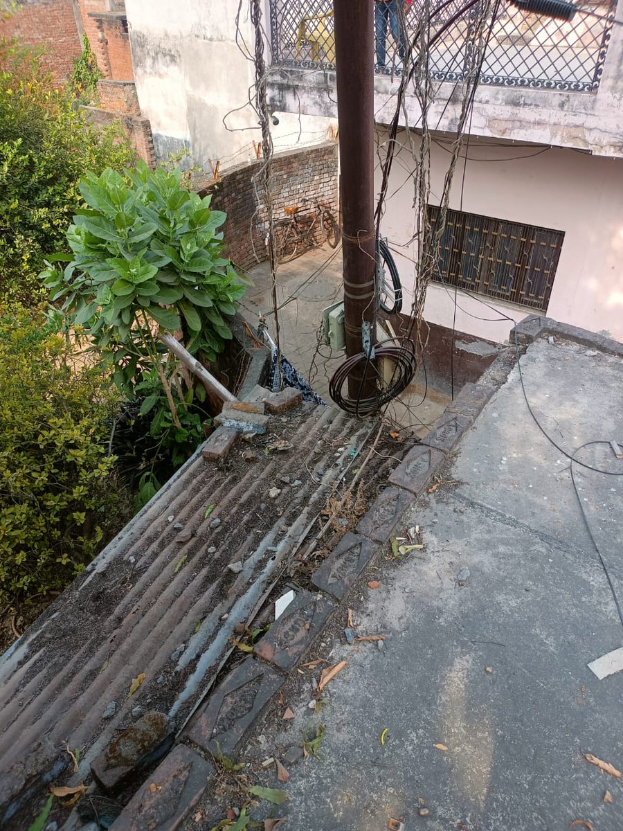 वार्ड 28 परदेवनपुर में सुलभ के पास वाली गली में दो-तीन दिनों से स्ट्रीट लाइट वाला खंभा  छत के ऊपर गिर गया है क्षेत्रीय पार्षद को सूचित करने के बाद भी कोई कार्रवाई नहीं हो रही है कृपया खंभे को सही कराना अति आवश्यक है नहीं तो कोई भी अप्रिय घटना घट सकती है<a href="/nagarnigamknp/">Kanpur Nagar Nigam</a> 
<a href="/DMKanpur/">DM Kanpur Nagar</a>