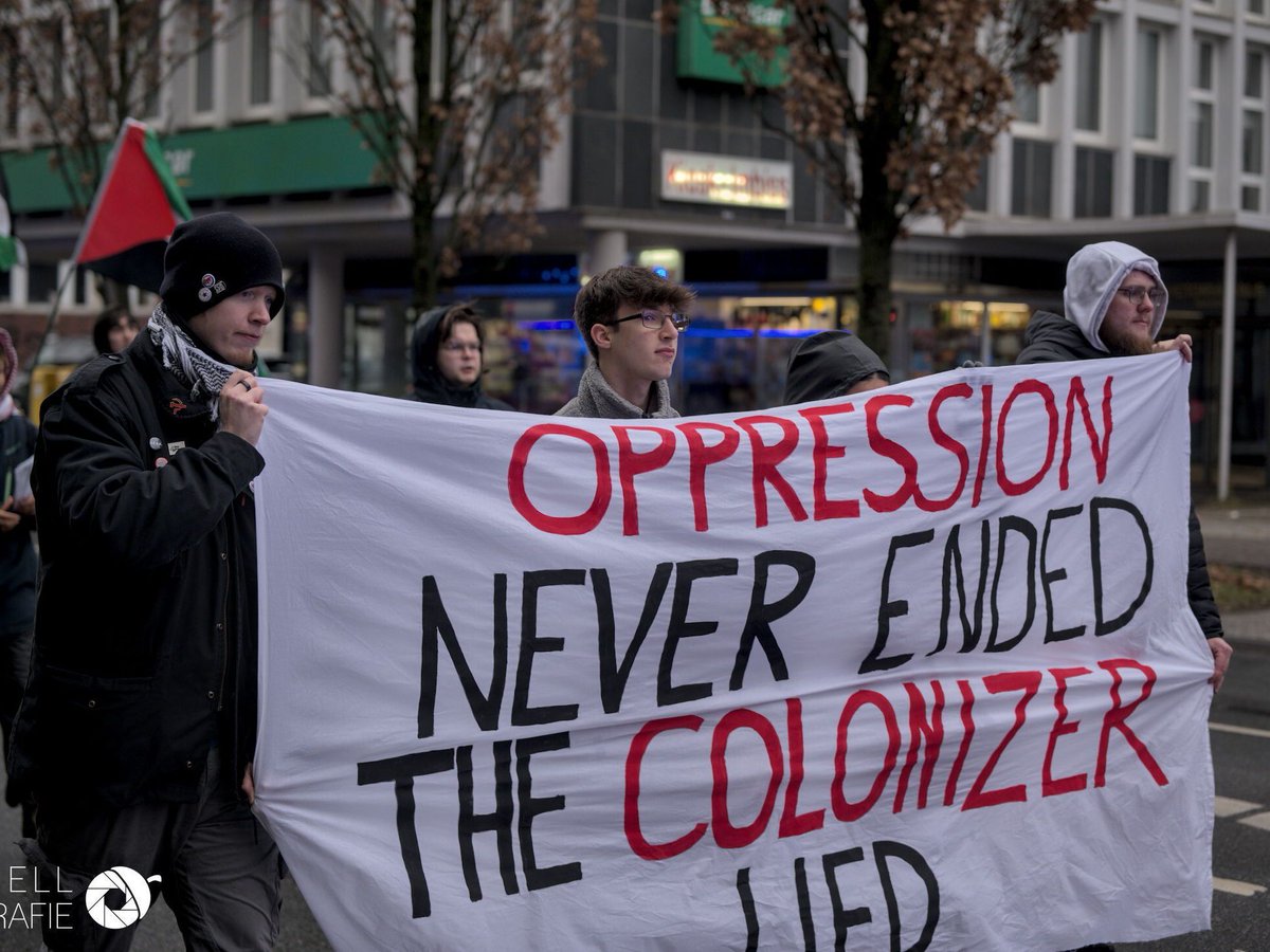 nutshellfotos's tweet photo. Erneut wurde zu einer antiisraelischen Demonstration in #Oldenburg aufgerufen. Offenbar rechnete man mit deutlich mehr Teilnehmenden. Das Thema orientierte sich offenbar an der islamistisch geprägten Demonstration in Hamburg am 8.11. #OL0612

Alle Bilder: https://t.co/zjFU7NczCb https://t.co/YtgeoFPeKZ
