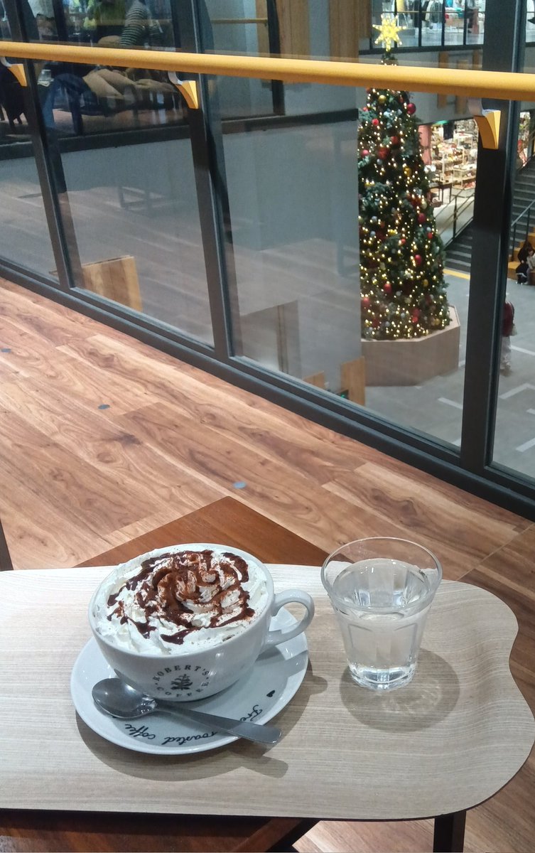 母は少し認知症が進行してきた気がします。
私が泊まりで行って、朝起きた時「いつ来たの？」と。

「夜来たの。びっくりさせてごめんね」

が言えたので、合格でしょうか…。
美味しい飲み物と綺麗なツリーを見て気持ち切り替えてきました🥀
#認知症日記