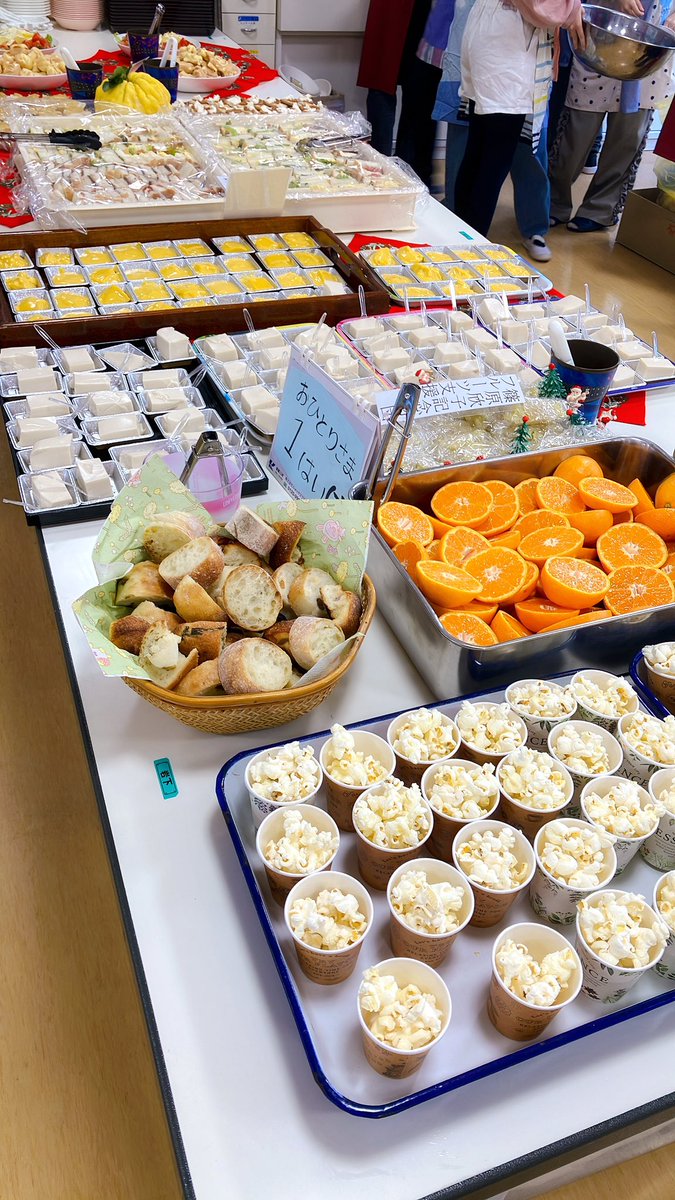 本日はクリスマススペシャルでした🎄🎅✨おいしいカレー🍛何度もおかわりにきてもらってうれしかったです☺️
高校生ボランティアさんたちが作ってくれたケーキも大好評❣️