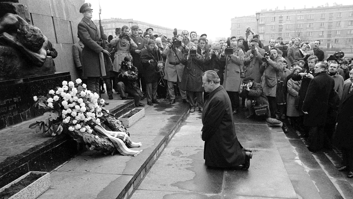 „Hattest  du dir das vorher überlegt?“, wollte Rut Brandt nach Willys Rückkehr aus Warschau wissen. „Er zuckte nur mit den Schultern und sagte: ‚Irgend etwas musste man tun.‘“ 
Vor 54 Jahren kniete Brandt am Ehrenmal für die Toten des Warschauer  Ghettos. 
#IhreSeitederGeschichte