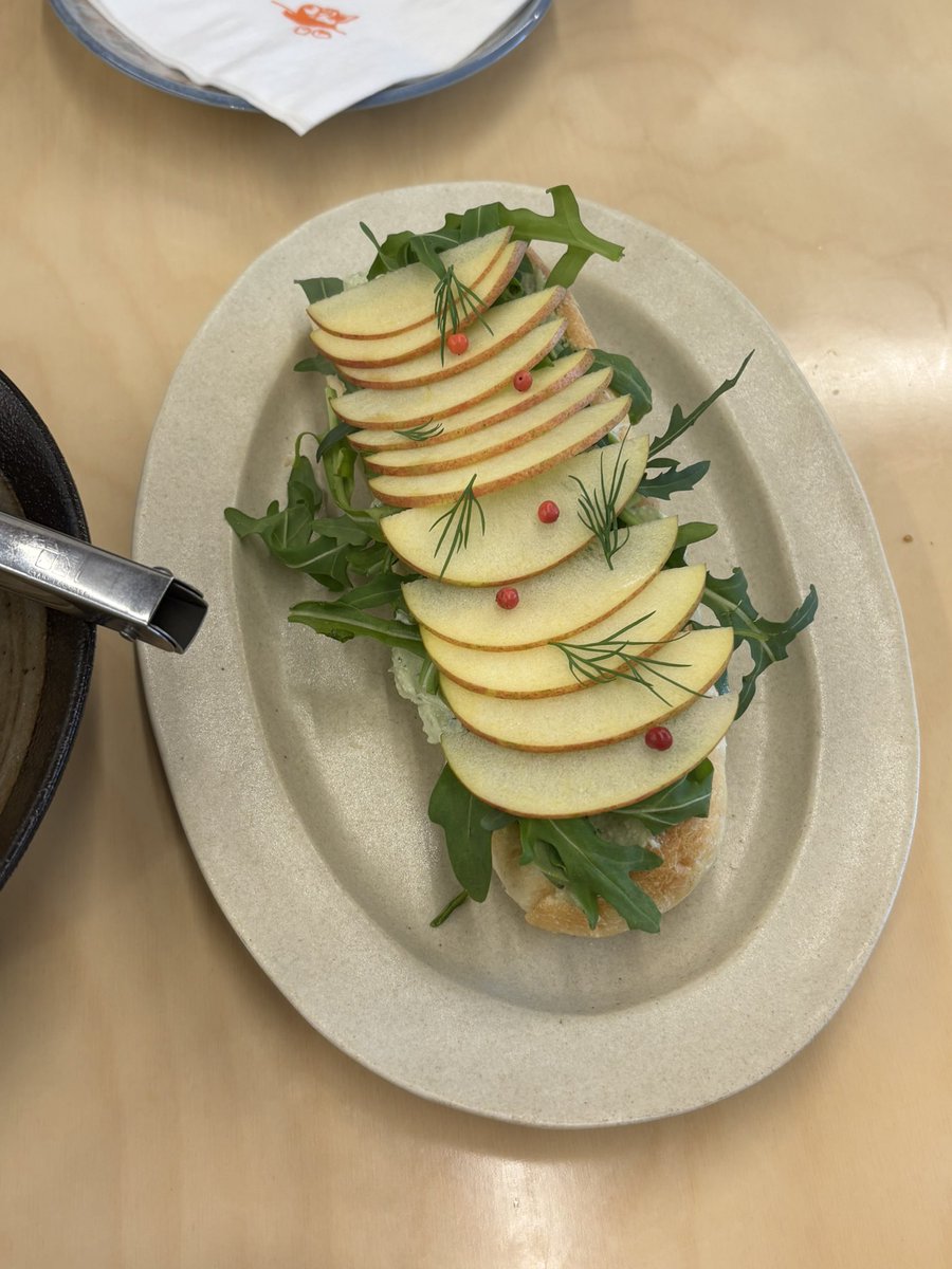 용산 마다밀🍎

비건옵션 식당이고 시래기파스타, 딜크림사과토스트 시켜봤어요
장점 : 둘 다 재료 고유의 맛을 잘 살렸고 토스트는 빵이 맛있어서 집에서 해먹는 것 그 이상임, 인테리어가 예쁘고 깔끔함, 제철음식 사용한 건강한 메뉴들!
단점 : 양이 적음 0.8인분 정도 ..
#나의비거니즘일기