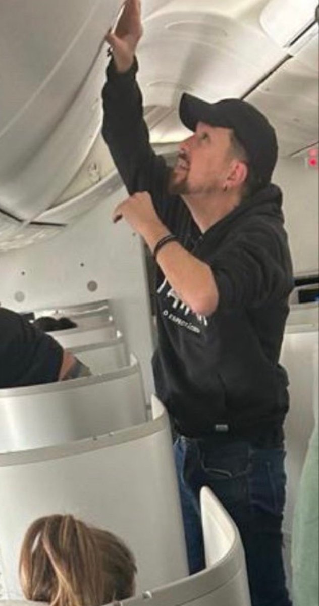 -Qué haces en clase business Pablo?
-Que "man llamao" pa' arreglar una bombilla