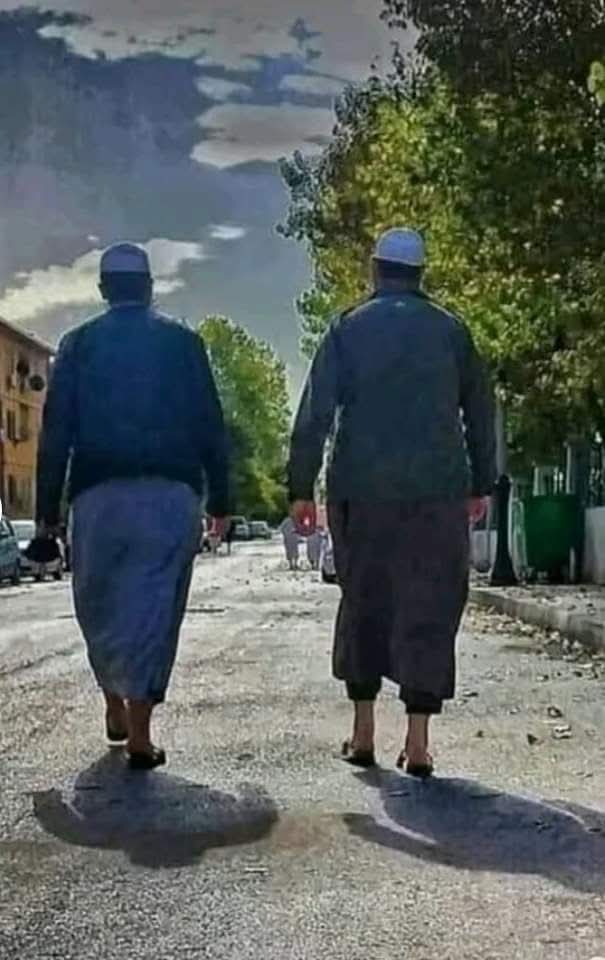 अपने साथियों की जाँच करो  

शैख़ मुहम्मद बिन सालेह अल-उसैमीन रहिमहुल्लाह ने फ़रमाया:  
“अगर तुम देखो कि तुम्हारे साथी तुम्हें ख़ैर की तरफ़ ले जा रहे हैं, इस पर तुम्हारी मदद कर रहे हैं, भूलने पर याद दिला रहे हैं, न जानने पर सिखा रहे हैं; तो उनसे चिमट जाओ और अपने दाढ़ के दाँतों से