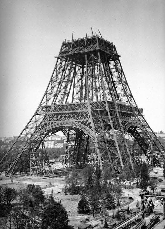 Construction de la Tour Eiffel. 
Déjà au deuxième étage!
1887. Paris