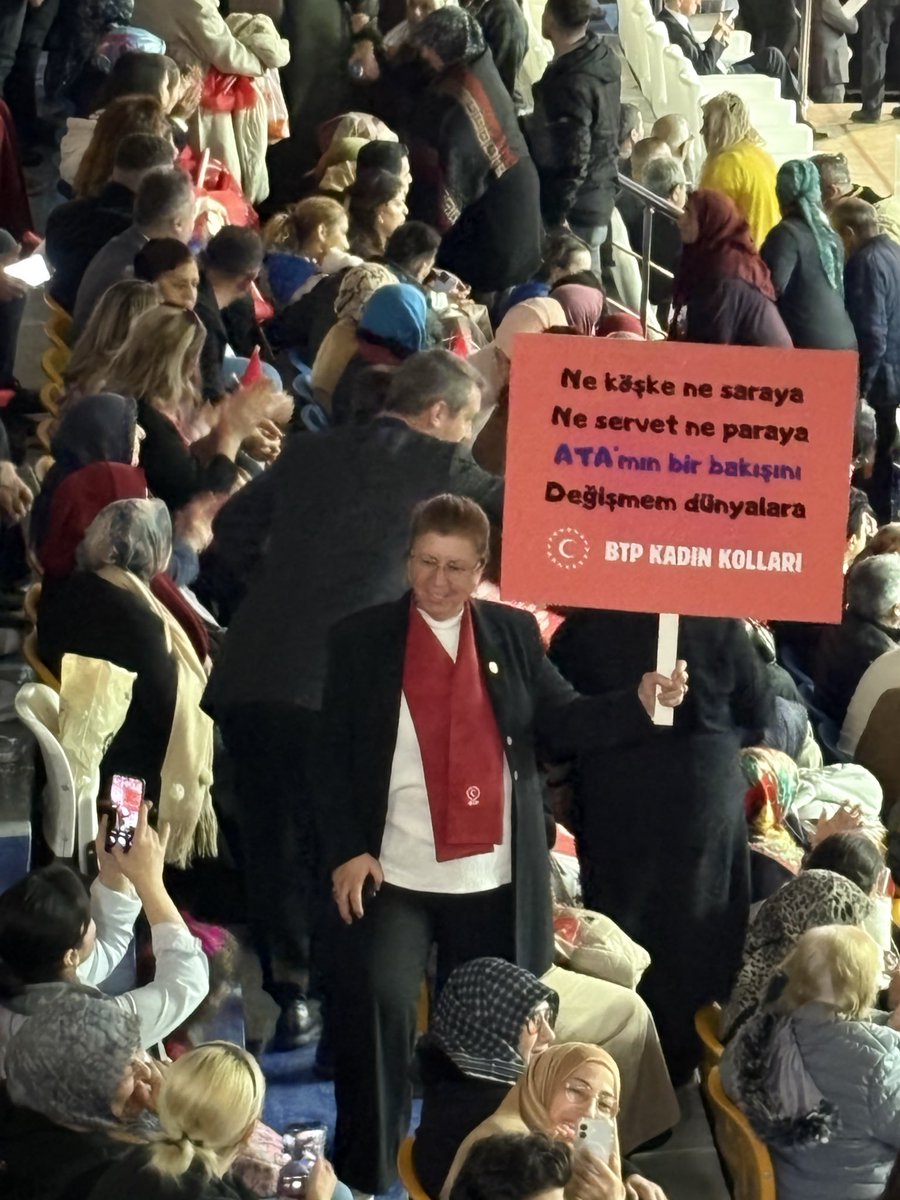 Bağımsız Türkiye Partisi, 9. Olağan Büyük Kongresini bugün Ankara’da yapıyor. 

Beş bin kişilik salon tamamen dolu. Salona sığmayan partililer için dışarıda da kürsü kuruldu.