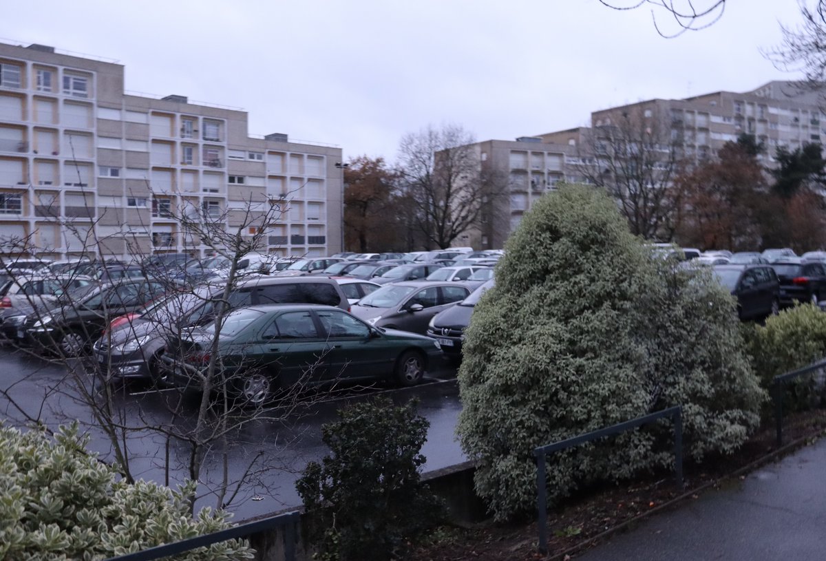 RAutrement's tweet photo. #Rennes #Blosne #Villejean #FaitsDivers #Police Un homme de 25 ans retrouvé tué par balles au Blosne. Coup de feu dans la nuit, voiture criblée, douilles au sol. Le drame survient après plusieurs tirs à Villejean depuis vendredi. Enquête en cours. https://t.co/PrvTe6Id6r https://t.co/wDdslfZPjL