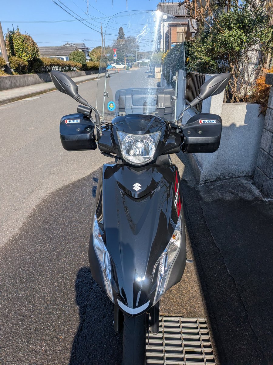 magure7373's tweet photo. 寒すぎて早朝洗車断念からの昼前洗車おわり〜　最強防寒アイテム(ハンドルカバー)を今季も装備した🛵
#Address125
#アドレス125
#住所百二十五
#日曜ルーティン
#ハンドルカバー https://t.co/N7hgiMNp4K