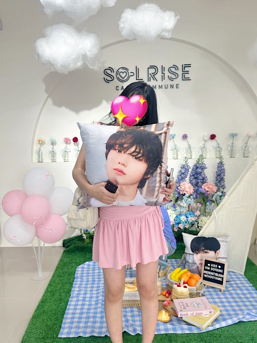 ⋆˚✿˖°𝓚𝓲𝓶 𝓓𝓸𝔂𝓸𝓾𝓷𝓰
𝓑𝓲𝓻𝓽𝓱𝓭𝓪𝔂 𝓒𝓪𝓯𝓮˚✿˖°

Special Pillow ออกอีกแล้ววว
ขอบคุณที่มาร่วมสนุกกันน้า🫶🏻✨
 อีก 10 นาที เตรียมจับ Lucky Draw กันค่า

#SerenityBloomWithDoyoung