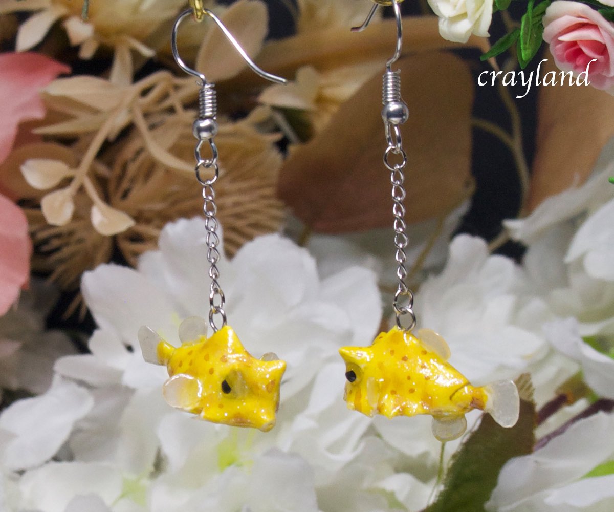 泳ぐUFOとも呼ばれている、ラクダハコフグちゃんが出来ました。
とても愛嬌のある可愛いお顔のハコフグちゃんです。

#クレイアート #粘土細工  #ハンドメイド
#ラクダハコフグ　#ピアス　
minne.com/@nipring10
creema.jp/c/ysuna