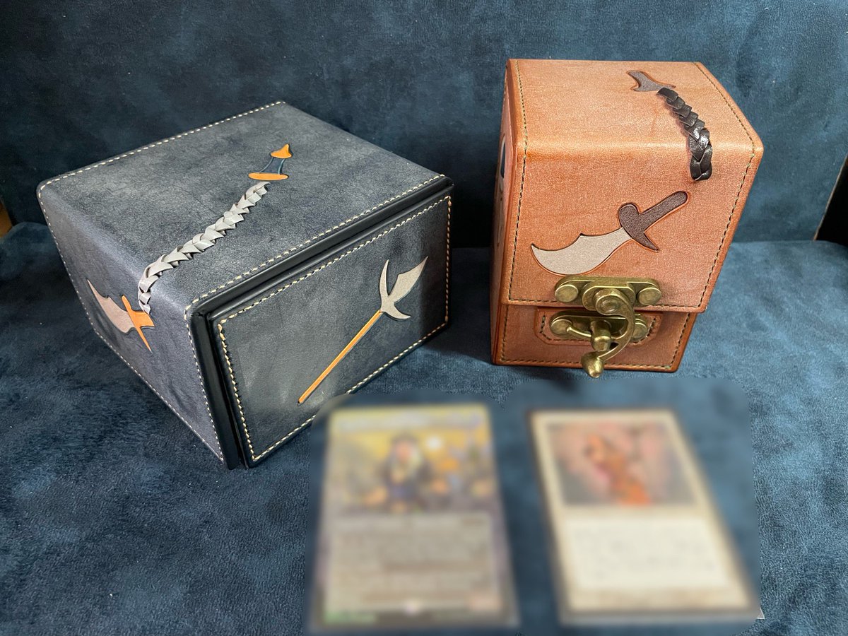 こちらの2つのデッキケースは、MTGのとあるカードをイメージして