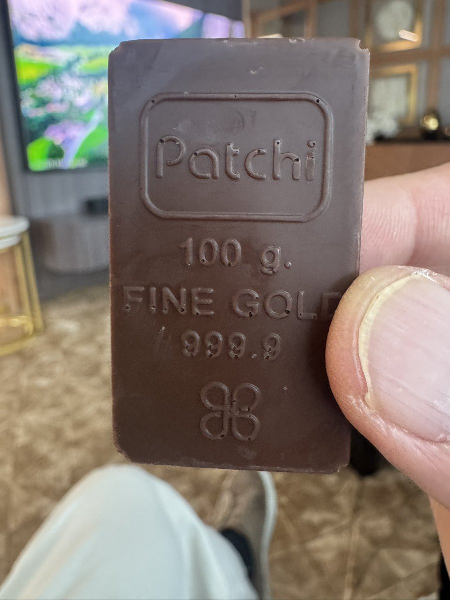 raymondqu's tweet photo. Attending F1 races in different cities, this year's Abu Dhabi F1 experience was quite different. Watching the race from a cruise was an extraordinary experience. Gold water (with gold leaf floating）, gold chocolate. this country's extravagant lifestyle was evident everywhere. https://t.co/Ad88O5Xczr