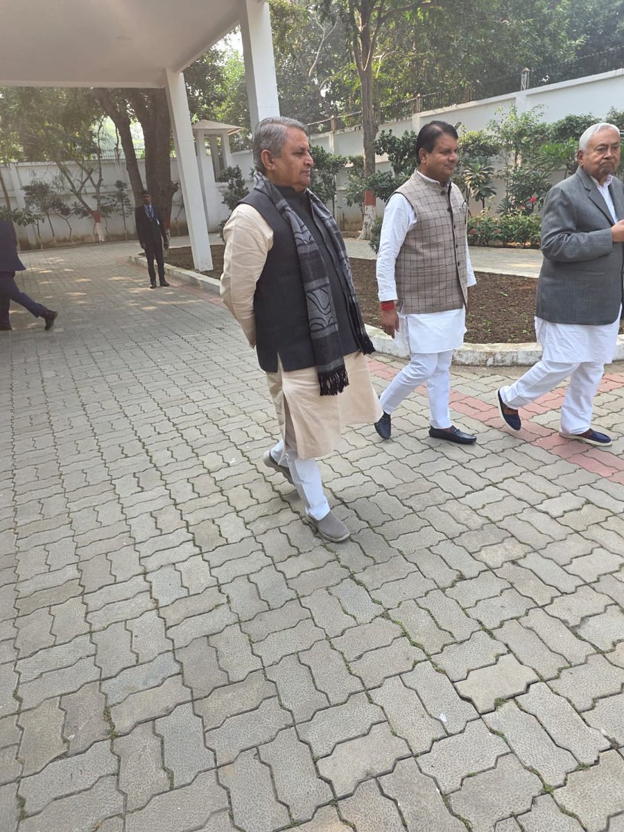 आज पटना एक अन्णे मार्ग स्थित आवास पर बिहार के यशस्वी मुख्यमंत्री आदरणीय श्री नितीश कुमार जी से स्नेहशील मुलाकात कर उन्हें बधाई एवं शुभकामनाएं दी।

इस दौरान सिमरी बख्तियारपुर विधानसभा क्षेत्र से जुड़े विभिन्न विषयों पर विस्तृत व सकारात्मक चर्चा हुई।

#nitishkumar