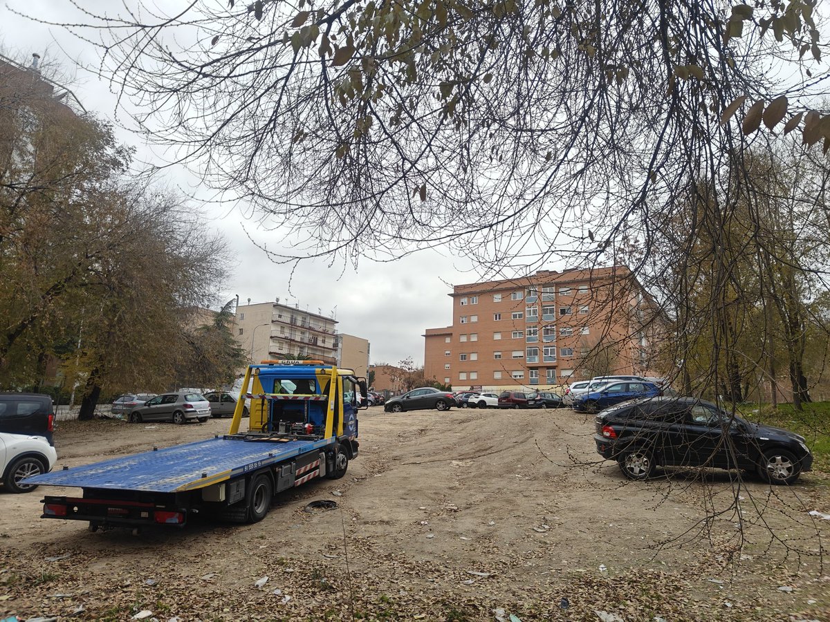 Grúas de empresas privadas que utilizan los descampados de nuestro Barrio (que deberían ser parques y plazas desde hace décadas) para ahorrarse el dinero de una campa.

Hay que acabar con estos descampados cuanto antes.

📍IES Tirso de Molina