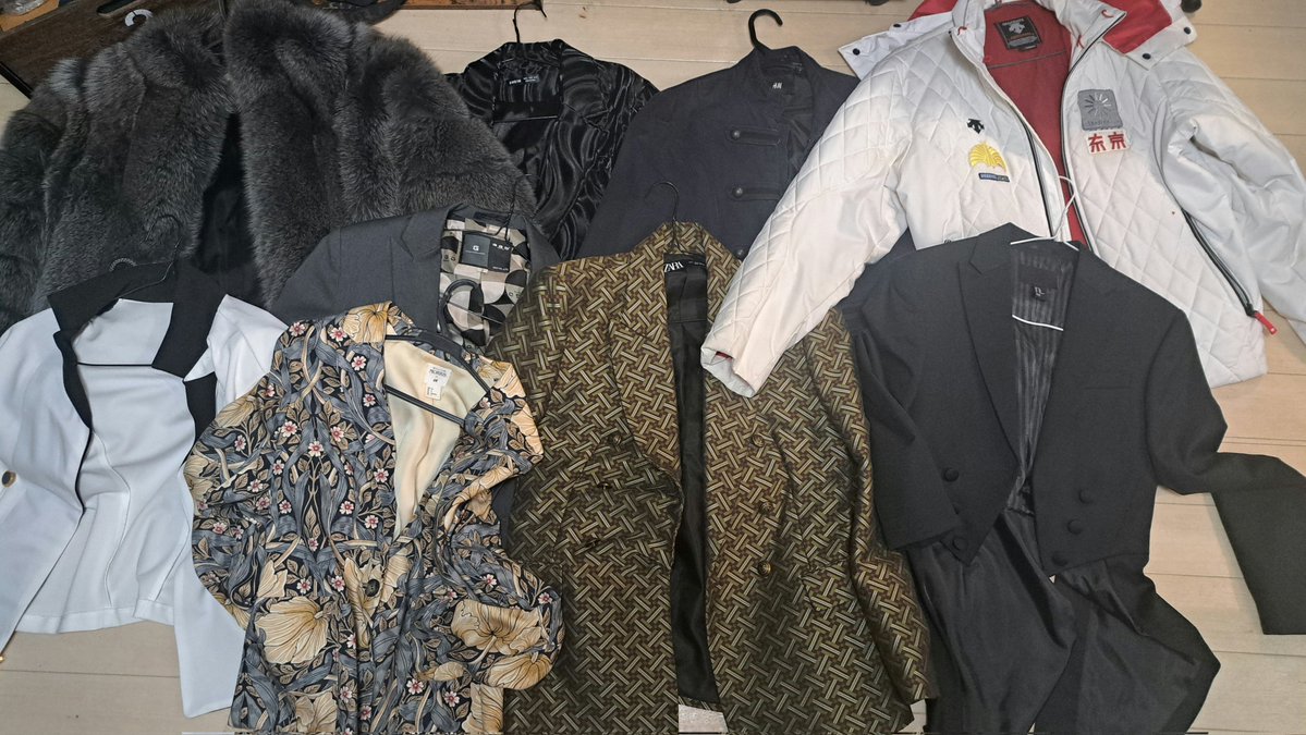 会場に連れて行く予定の、様子のおかしな服たちの一部を紹介しておくよ！