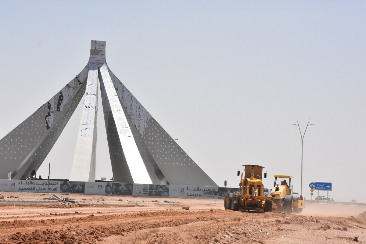 تواصل بلدية #القيصومة أعمال السفلتة وإنشاء المدخل الجديد لمدينة القيصومة، والذي سيُسهم في ربط المدينة بمدخل مطار القيصومة الدولي، بهدف رفع كفاءة الطرق وتحسين جودة الحركة المرورية لخدمة الأهالي والزوار.
#بلدية_القيصومة
#أمانة_حفرالباطن