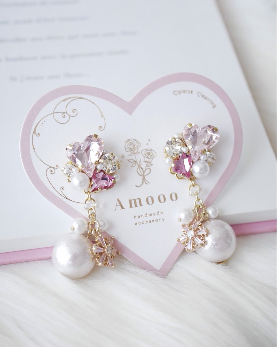 amooo_made's tweet photo. 𓂃𓍯 本日21:00〜発売 🎄🎀
Amoooの〈クリスマス限定ホリデーセット〉が
いよいよ本日21時より販売STARTします𓈒𓏸✨

箱を開けた瞬間 “ときめきが降る”
特別な冬アクセをぎゅっと詰め込んだ
一年に一度だけのコレクションです…🎁

数量限定のため、
おひとり様 1デザインにつき1点まで𓂃♡ https://t.co/TU7bplurDS