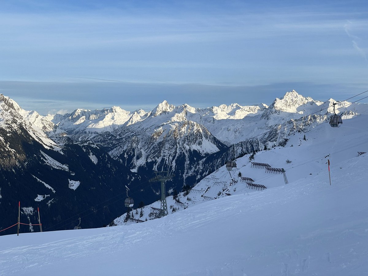 장엄한 알프스. 정상에 더 자주 가야겠어요 🏔️

 하지만 스위스에서는 🇨🇭