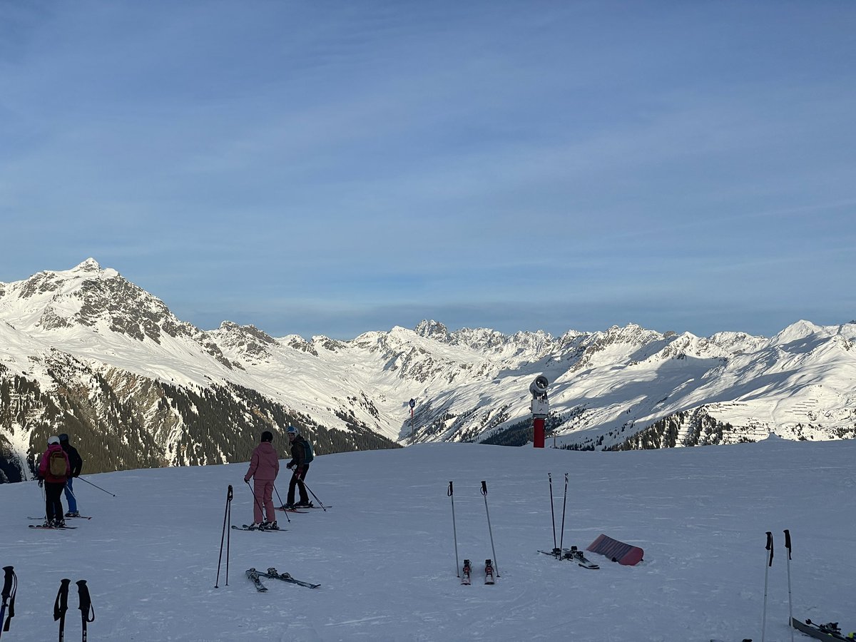 장엄한 알프스. 정상에 더 자주 가야겠어요 🏔️

 하지만 스위스에서는 🇨🇭