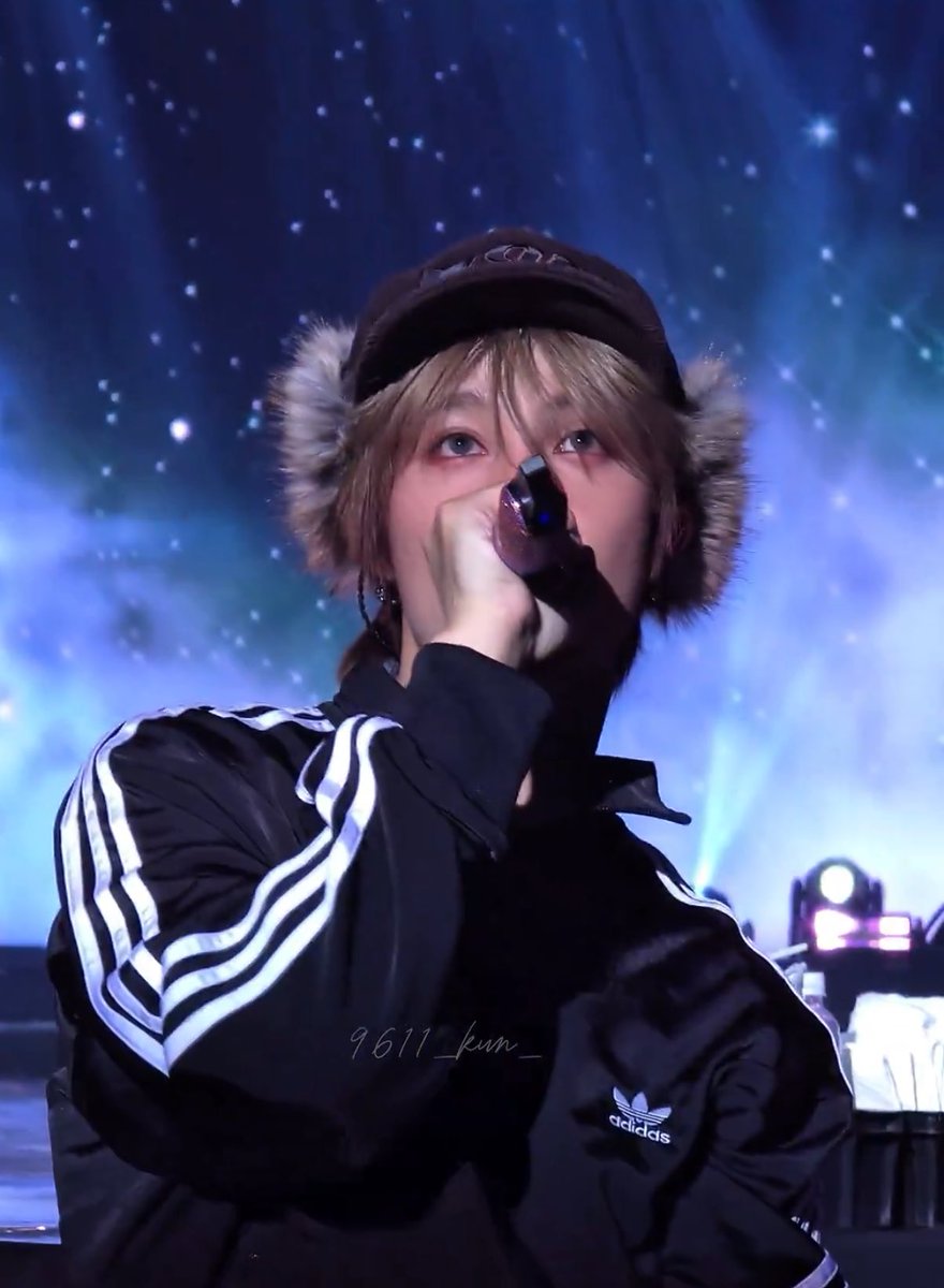 앵콜 때 조명 때문인지 구조물인지 얼굴에 그림자 생겨서 얼굴 구워놓은 거 같고 이때 찍힌 거 다 귀여움