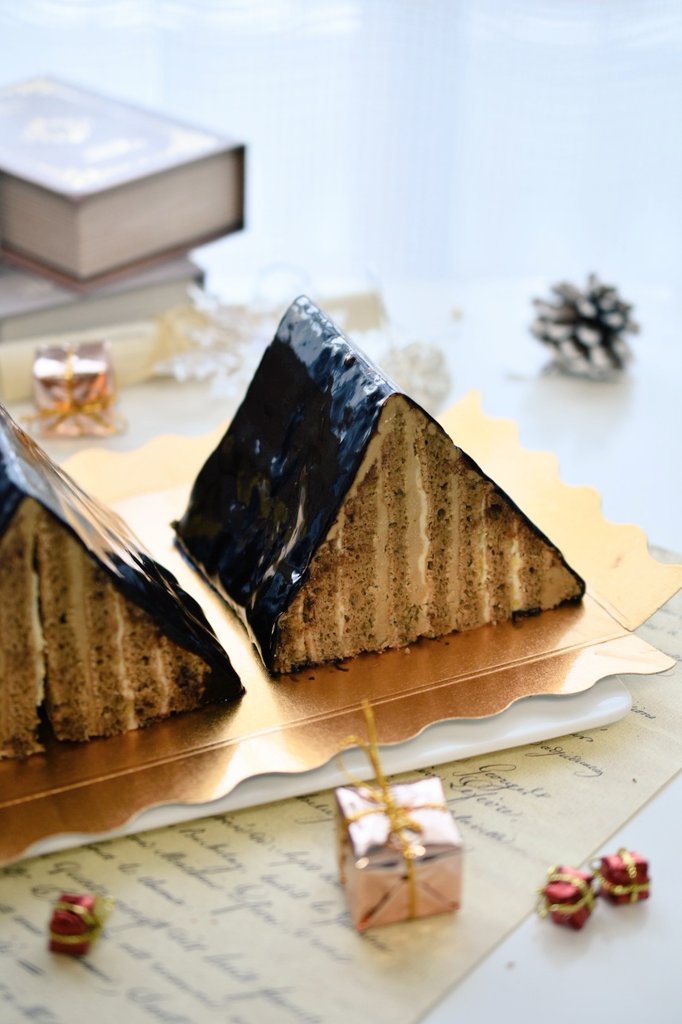 ユズホウジ
（柚子とほうじ茶のオペラ）⁡
⁡⁡
和素材の風味を⁡
⁡掛け合わせたオペラは、⁡
⁡クリスマスケーキにもなるような⁡
⁡豪華なケーキ🤗✨⁡
⁡⁡
⁡難しい箇所が色々ありましたが⁡
⁡最後まで丁寧に⁡
⁡作業出来ました👏✨⁡
⁡⁡
⁡私も久しぶりに作って⁡
⁡面白かったです😁✌️⁡