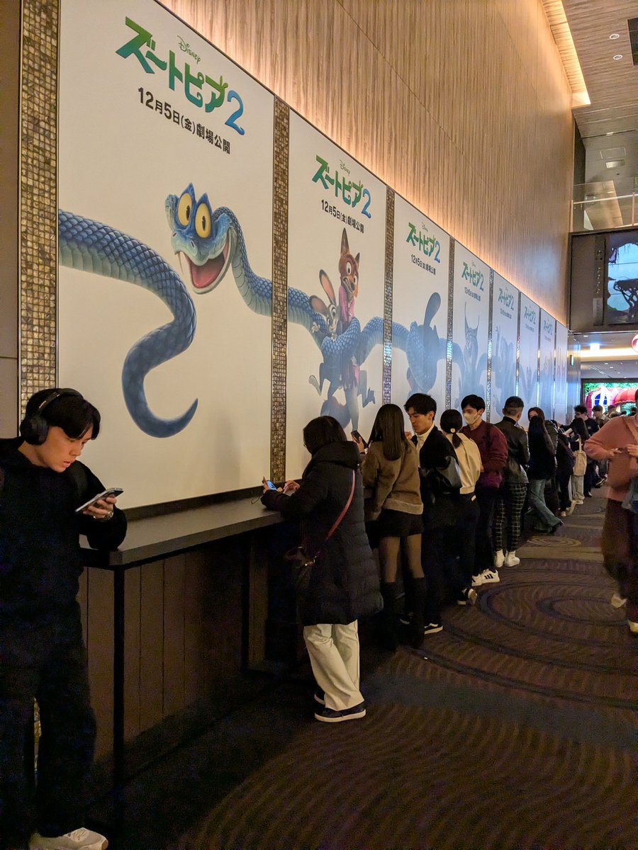 seizonkakunin22's tweet photo. 東宝日比谷でセルフ方式になって床が残念な感じに泣
レイアウトが全体的にあまりよろしくない感じになっててドカ鬱

気にならないのかなぁと…… https://t.co/yW6BkLaxX1